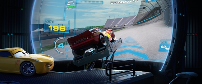 Cú sốc với amp;#34;Vương quốc xe hơi 3amp;#34;: Huyền thoại Lightning McQueen có nguy cơ giải nghệ - 4