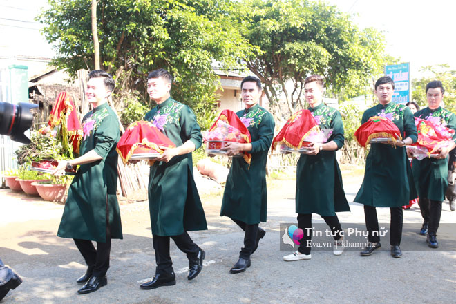 Chồng trẻ âu yếm hôn tay Lê Phương trong lễ rước dâu - 29