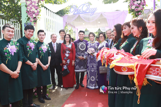 Chồng trẻ âu yếm hôn tay Lê Phương trong lễ rước dâu - 1