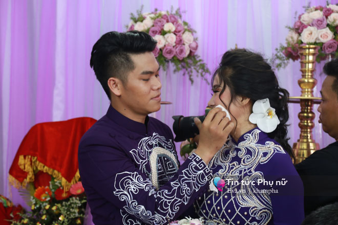 Chồng trẻ âu yếm hôn tay Lê Phương trong lễ rước dâu - 23