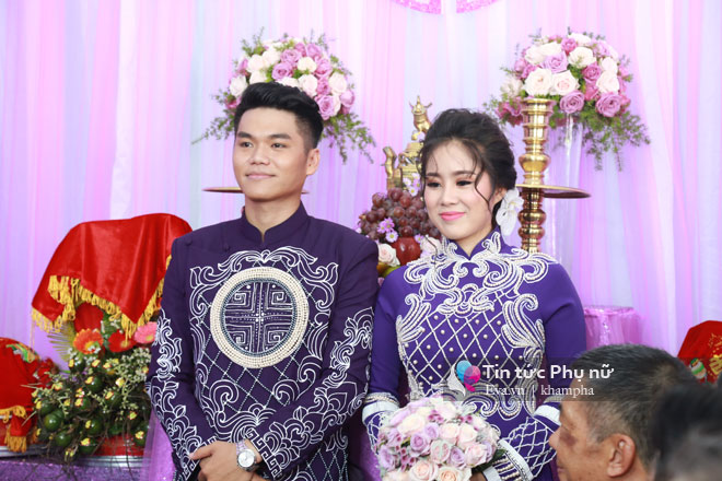 Chồng trẻ âu yếm hôn tay Lê Phương trong lễ rước dâu - 24