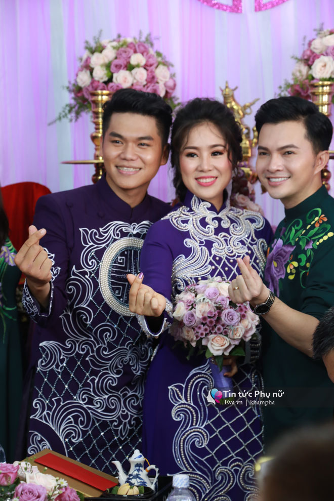 Chồng trẻ âu yếm hôn tay Lê Phương trong lễ rước dâu - 27