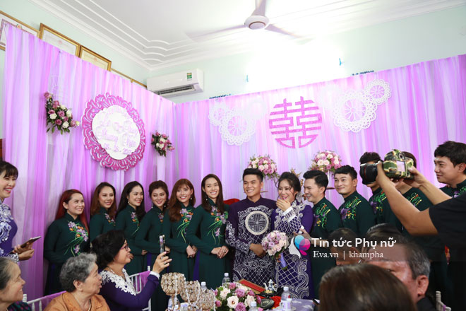 Chồng trẻ âu yếm hôn tay Lê Phương trong lễ rước dâu - 28