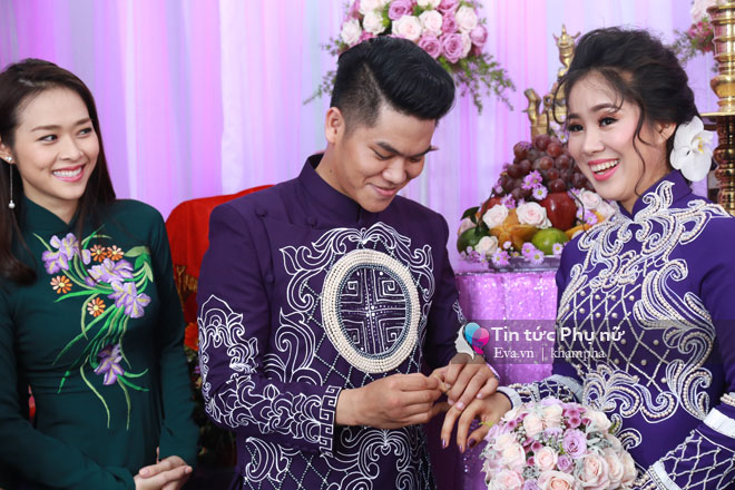 Chồng trẻ âu yếm hôn tay Lê Phương trong lễ rước dâu - 17