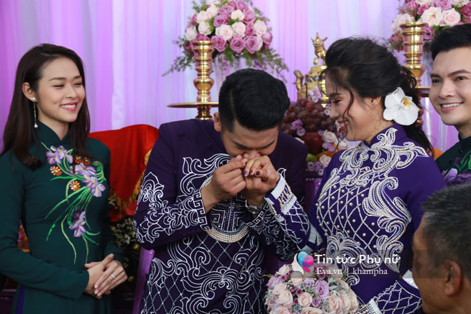 Chồng trẻ âu yếm hôn tay Lê Phương trong lễ rước dâu - 19