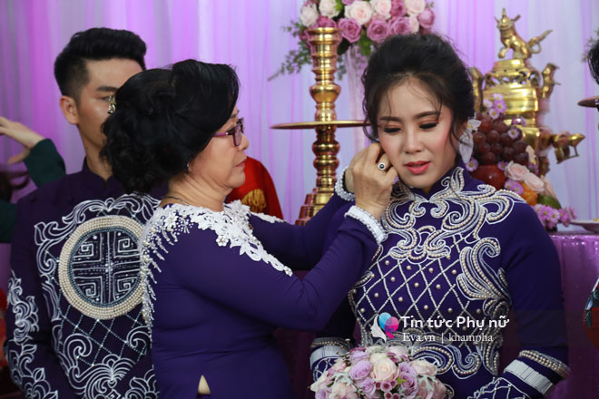 Chồng trẻ âu yếm hôn tay Lê Phương trong lễ rước dâu - 13