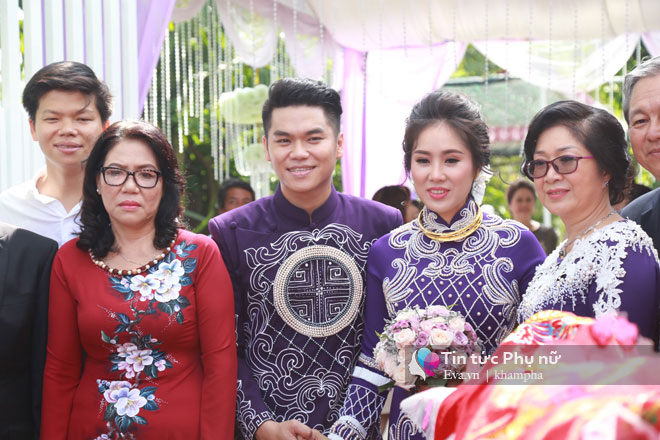 Chồng trẻ âu yếm hôn tay Lê Phương trong lễ rước dâu - 2