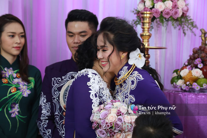 Chồng trẻ âu yếm hôn tay Lê Phương trong lễ rước dâu - 14