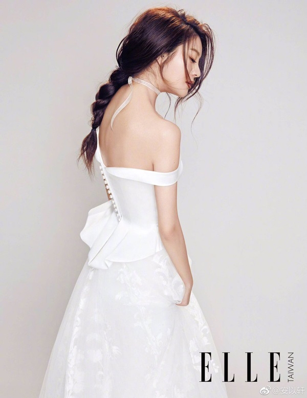 Sao mặc đẹp tuần: Mỹ Linh, Huyền My, Thùy Dung đồng loạt khoe amp;#34;vũ khí hái ra tiềnamp;#34; - 9