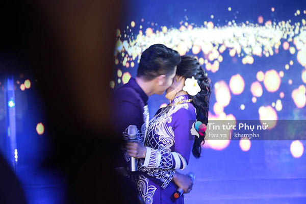 Lê Phương nắm tay con trai và say đắm nhìn chồng trên sân khấu tiệc cưới - 15