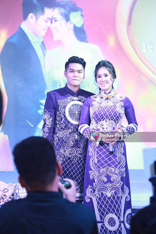 Lê Phương nắm tay con trai và say đắm nhìn chồng trên sân khấu tiệc cưới - 10