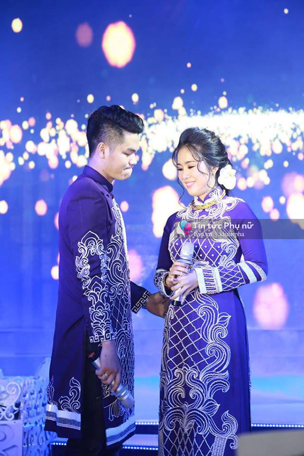 Lê Phương nắm tay con trai và say đắm nhìn chồng trên sân khấu tiệc cưới - 11