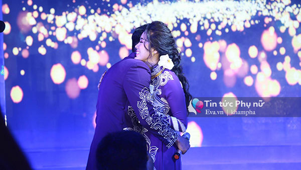 Lê Phương nắm tay con trai và say đắm nhìn chồng trên sân khấu tiệc cưới - 14