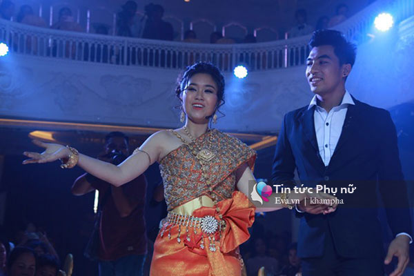 Lê Phương nắm tay con trai và say đắm nhìn chồng trên sân khấu tiệc cưới - 1