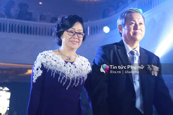 Lê Phương nắm tay con trai và say đắm nhìn chồng trên sân khấu tiệc cưới - 17