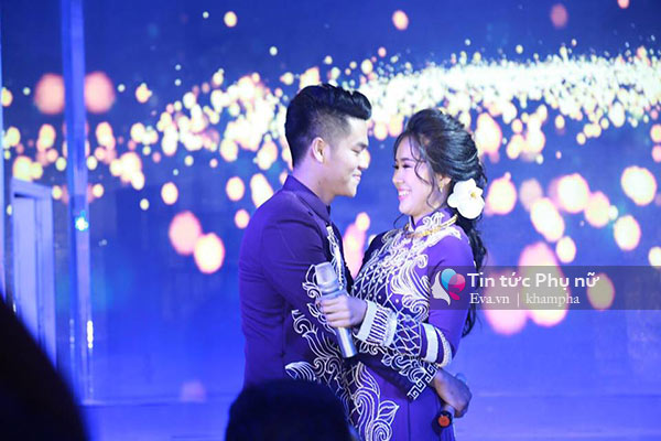 Lê Phương nắm tay con trai và say đắm nhìn chồng trên sân khấu tiệc cưới - 16
