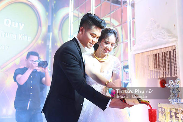 Lê Phương nắm tay con trai và say đắm nhìn chồng trên sân khấu tiệc cưới - 3