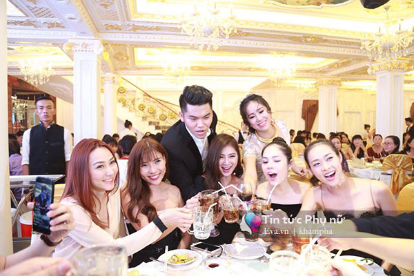 Lê Phương nắm tay con trai và say đắm nhìn chồng trên sân khấu tiệc cưới - 8