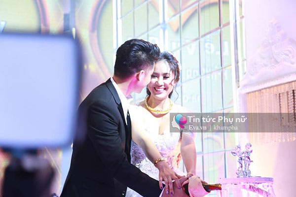 Lê Phương nắm tay con trai và say đắm nhìn chồng trên sân khấu tiệc cưới - 2