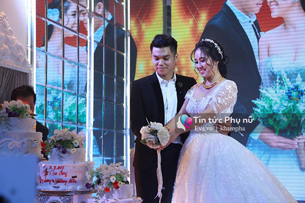 Lê Phương nắm tay con trai và say đắm nhìn chồng trên sân khấu tiệc cưới - 4