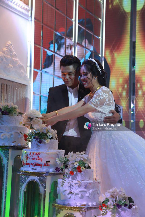 Lê Phương nắm tay con trai và say đắm nhìn chồng trên sân khấu tiệc cưới - 5