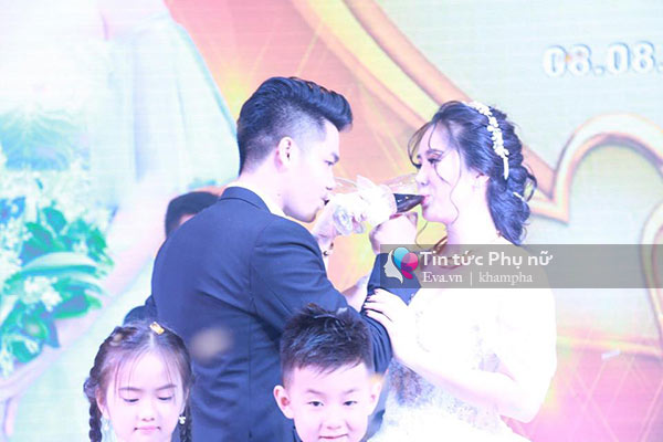 Lê Phương nắm tay con trai và say đắm nhìn chồng trên sân khấu tiệc cưới - 6
