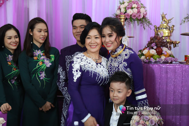Chồng trẻ âu yếm hôn tay Lê Phương trong lễ rước dâu - 16
