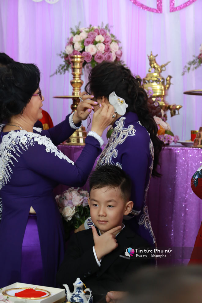 Chồng trẻ âu yếm hôn tay Lê Phương trong lễ rước dâu - 8