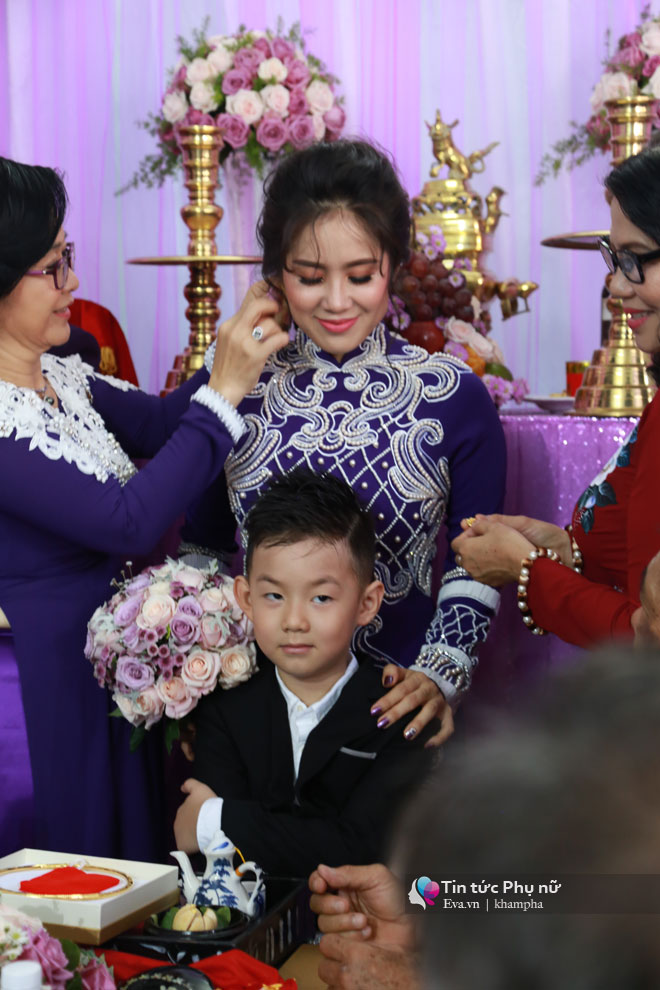Chồng trẻ âu yếm hôn tay Lê Phương trong lễ rước dâu - 9