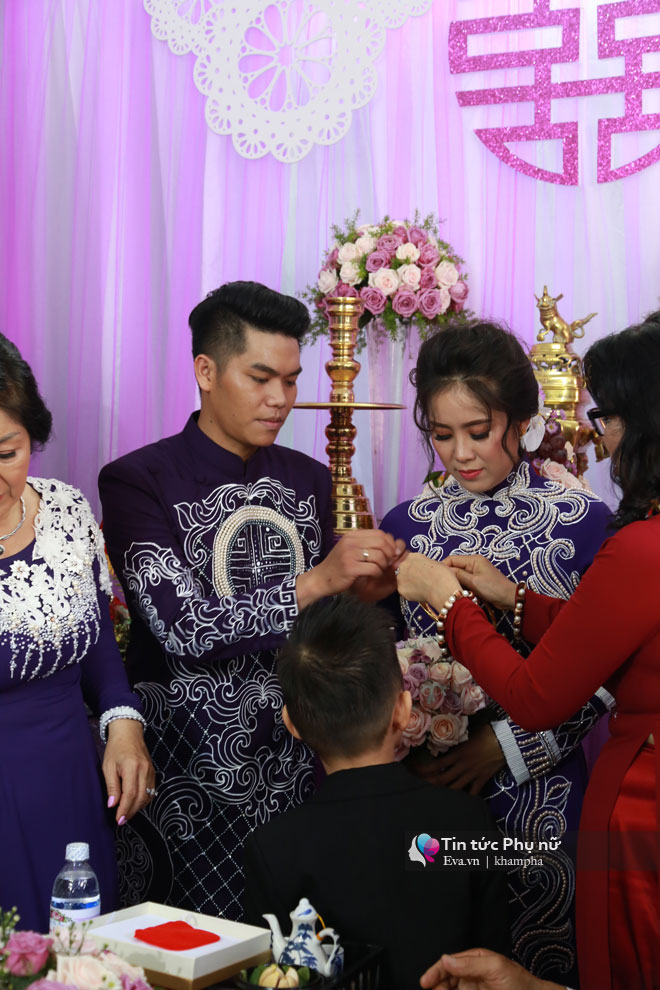 Chồng trẻ âu yếm hôn tay Lê Phương trong lễ rước dâu - 10