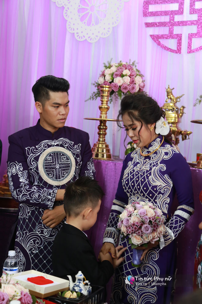 Chồng trẻ âu yếm hôn tay Lê Phương trong lễ rước dâu - 11
