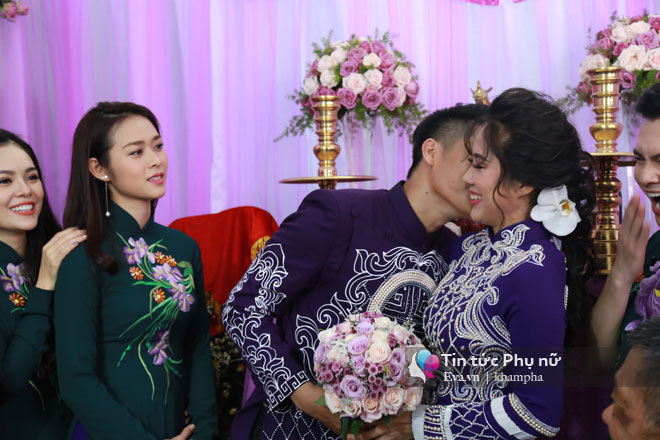 Chồng trẻ âu yếm hôn tay Lê Phương trong lễ rước dâu - 12