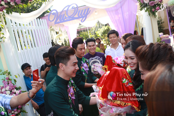 Chồng trẻ âu yếm hôn tay Lê Phương trong lễ rước dâu - 34