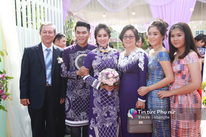 Chồng trẻ âu yếm hôn tay Lê Phương trong lễ rước dâu - 3