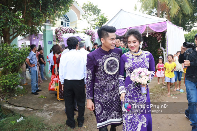 Chồng trẻ âu yếm hôn tay Lê Phương trong lễ rước dâu - 5