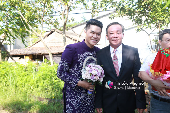 Chồng trẻ âu yếm hôn tay Lê Phương trong lễ rước dâu - 43
