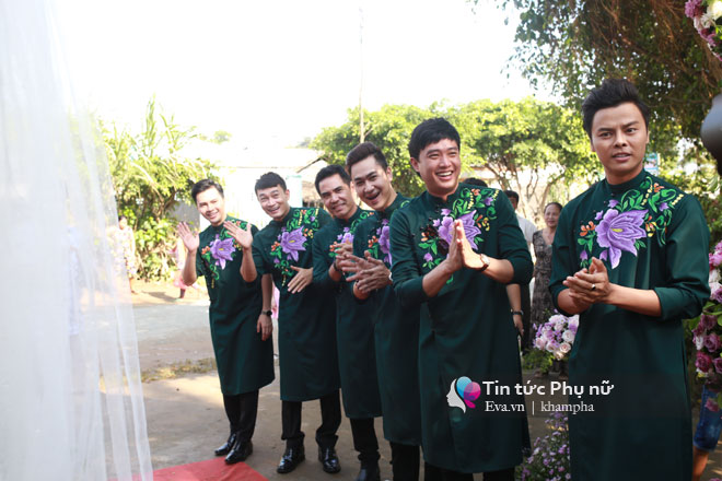Chồng trẻ âu yếm hôn tay Lê Phương trong lễ rước dâu - 30