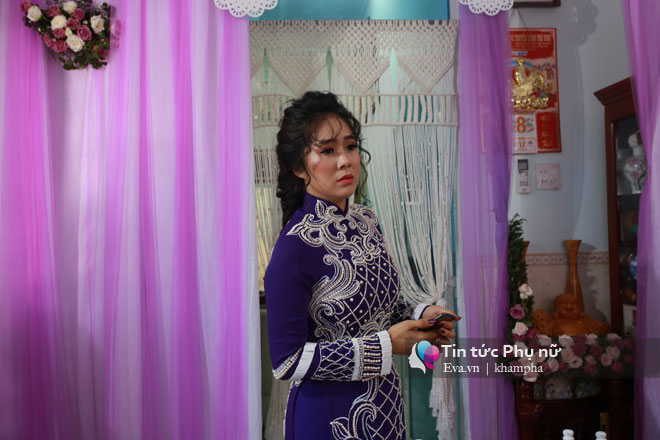 Chồng trẻ âu yếm hôn tay Lê Phương trong lễ rước dâu - 35