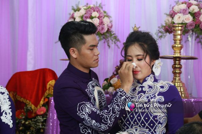 Chồng trẻ âu yếm hôn tay Lê Phương trong lễ rước dâu - 20