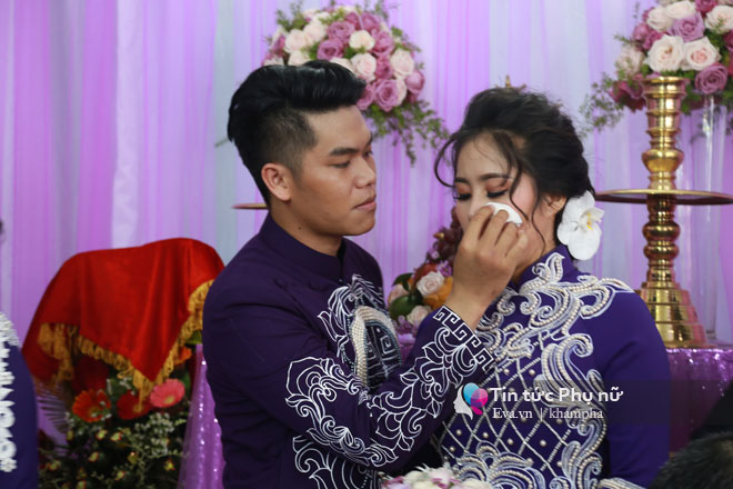 Chồng trẻ âu yếm hôn tay Lê Phương trong lễ rước dâu - 21