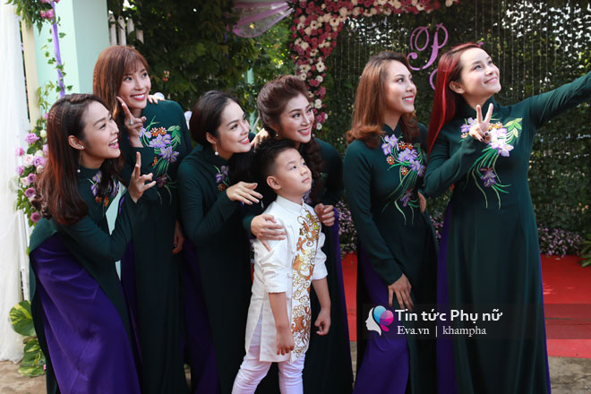 Chồng trẻ âu yếm hôn tay Lê Phương trong lễ rước dâu - 38