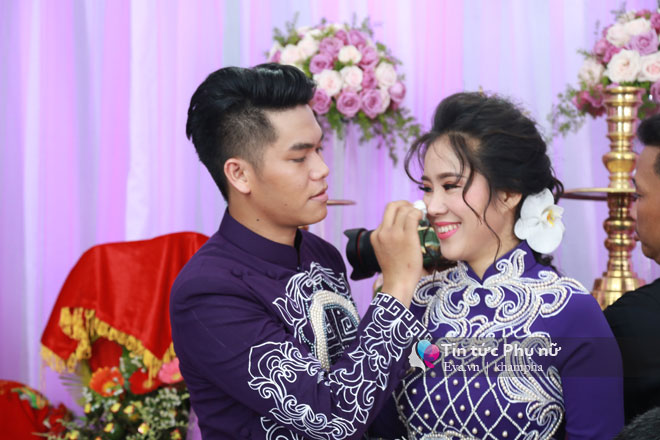 Chồng trẻ âu yếm hôn tay Lê Phương trong lễ rước dâu - 22