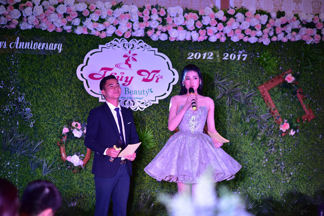 Á hậu Dương Tú Anh nổi bật trong tiệc kỷ niệm 5 năm thành lập Thuỷ Vi Spa - 2