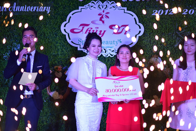 Á hậu Dương Tú Anh nổi bật trong tiệc kỷ niệm 5 năm thành lập Thuỷ Vi Spa - 6