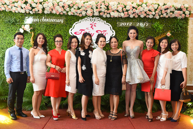 Á hậu Dương Tú Anh nổi bật trong tiệc kỷ niệm 5 năm thành lập Thuỷ Vi Spa - 3