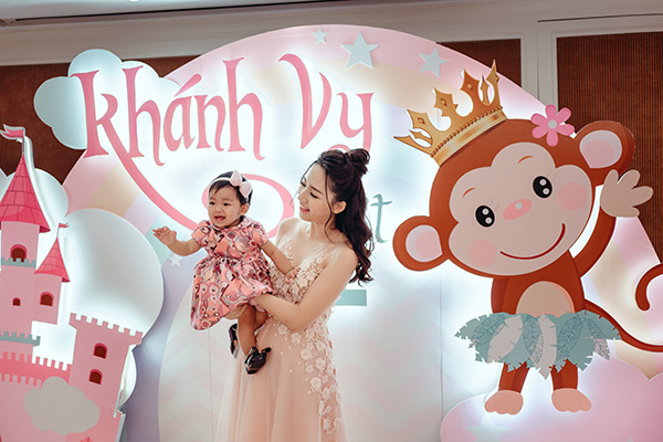Á hậu Hoàn vũ Việt Nam 2015 kể về năm đầu làm mẹ ở tuổi 24 và kỷ niệm đi đẻ còn thèm bánh giò - 3