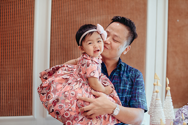 Á hậu Hoàn vũ Việt Nam 2015 kể về năm đầu làm mẹ ở tuổi 24 và kỷ niệm đi đẻ còn thèm bánh giò - 8