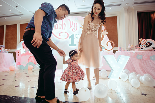 Á hậu Hoàn vũ Việt Nam 2015 kể về năm đầu làm mẹ ở tuổi 24 và kỷ niệm đi đẻ còn thèm bánh giò - 2