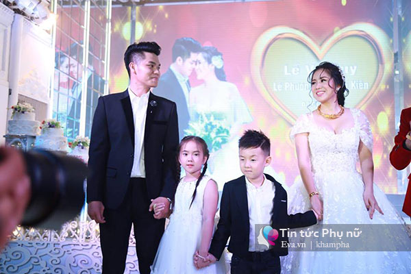 Lê Phương nắm tay con trai và say đắm nhìn chồng trên sân khấu tiệc cưới - 7