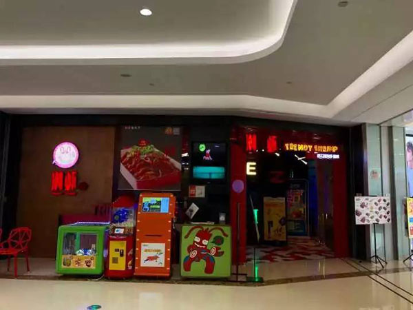 Nhà hàng gây sốc với chiêu trò khuyến mại: Phụ nữ ngực càng to càng được giảm giá nhiều - 2